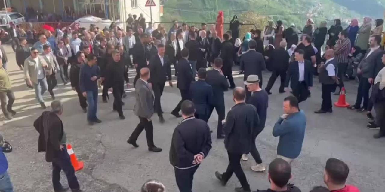 Trabzon'da belediye başkanı Murat Zorluoğlu'na büyük tepki: Defol,  seni istemiyoruz!