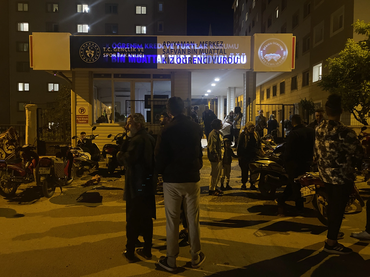 Adıyaman'da korkutan deprem. Halk geceyi sokakta geçirdi