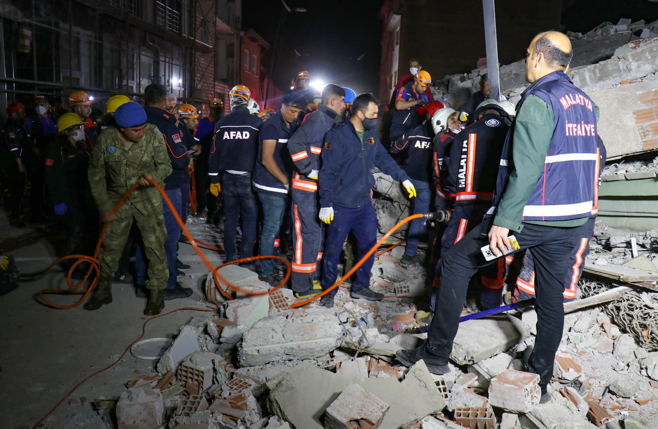 Malatya'da bina çöktü: Orhan Cücün öldü