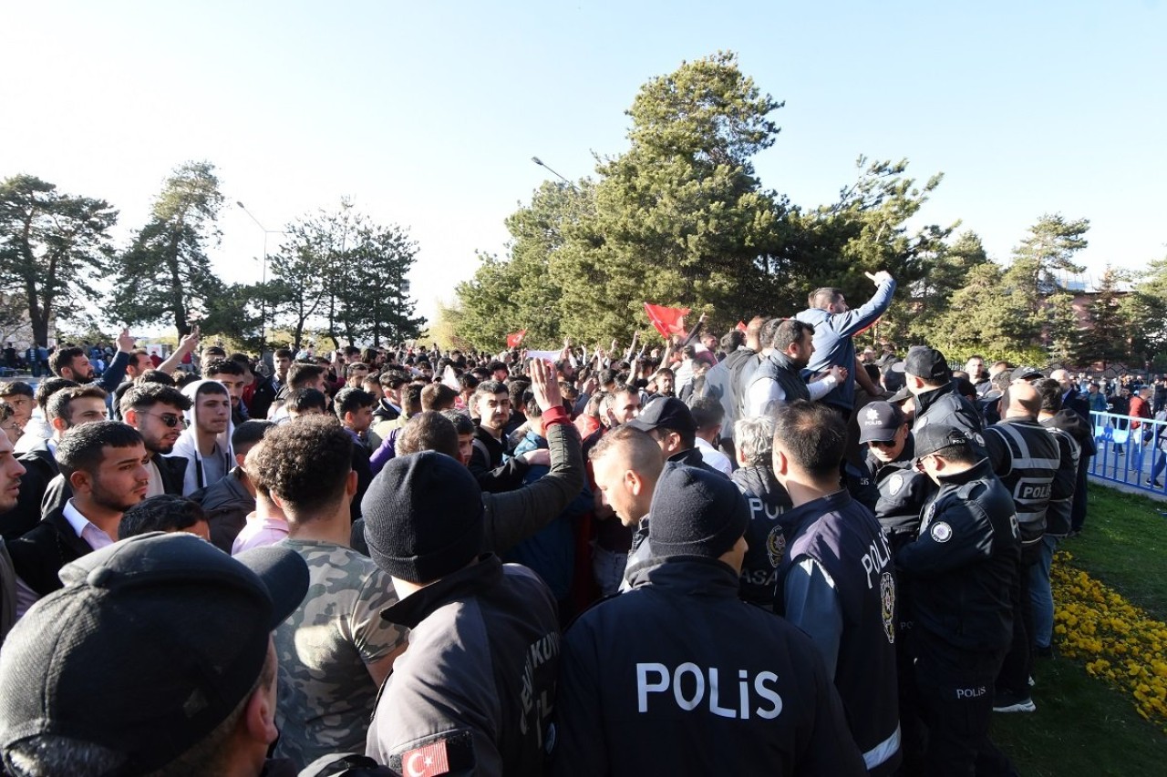 Bekir Bozdağ'dan Erzurum'daki olaylarla ilgili açıklama: Kararı duyurdu