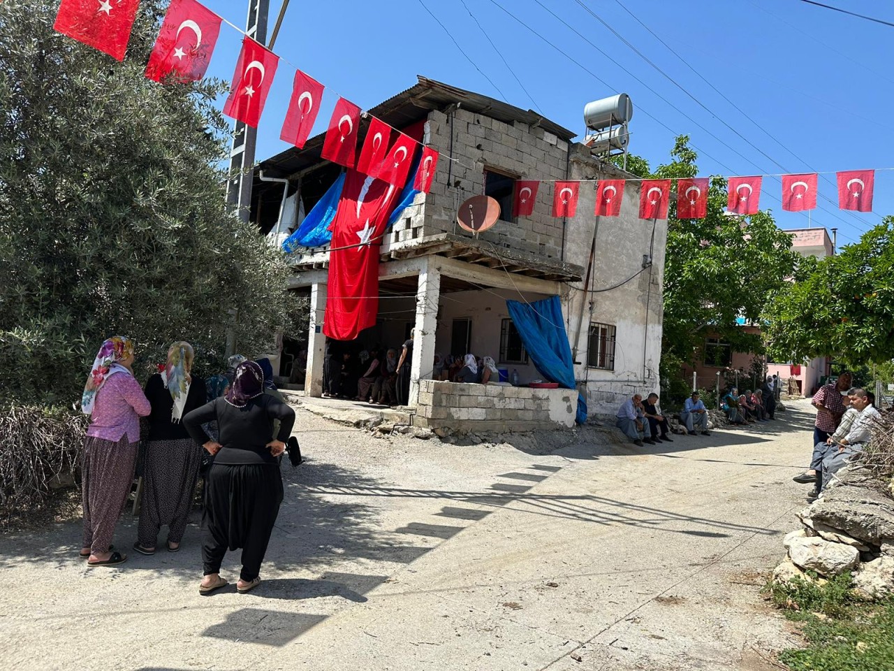 Şehit Uzman Çavuş Serkan Ölmez'in şehadet haberi Mersin'deki ailesine verildi