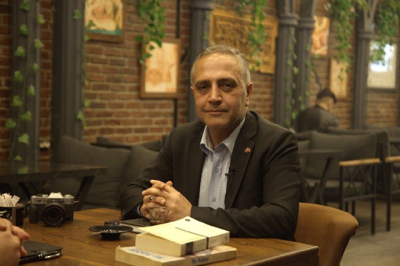 AK Partili Mervan Gül,  'MHP'ye verilen her oy HDP'ye verilen güldür' dedi,  MHP'li Necdet Kayra cevap verdi