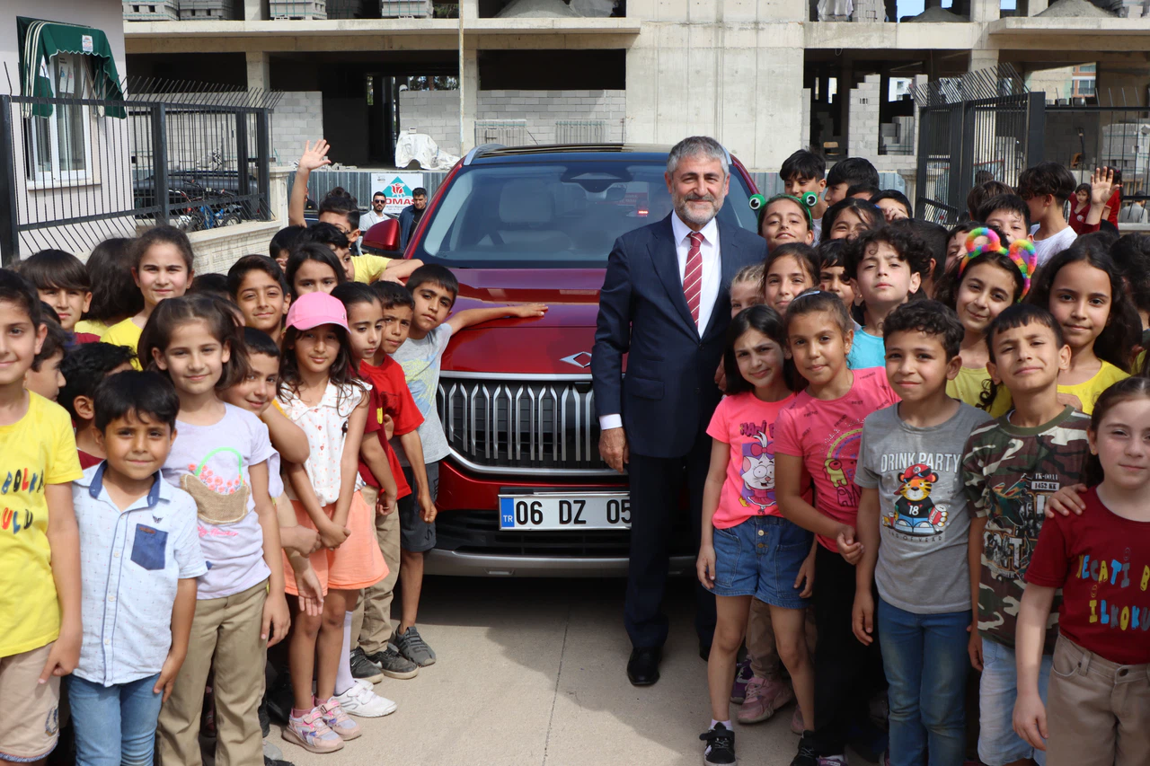 Bakan Nebati Mersin'de çocuklara Togg'u anlattı!