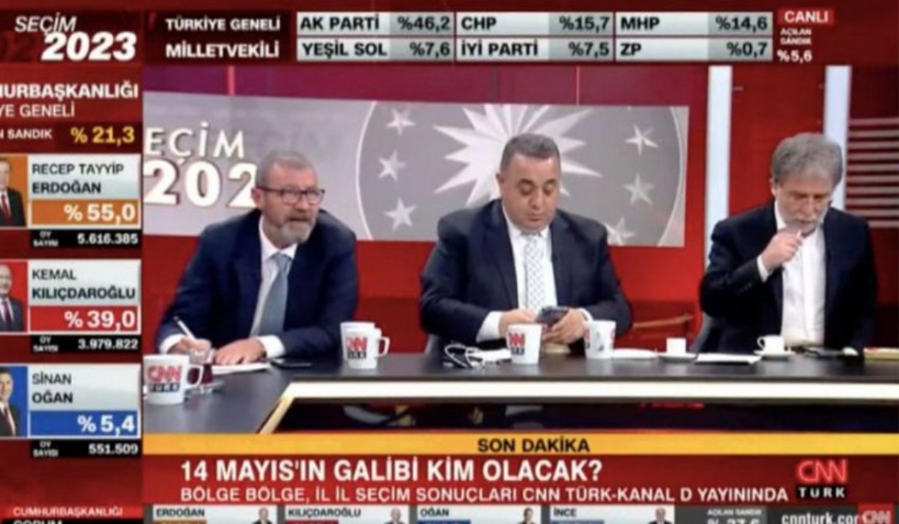 Ahmet Hakan canlı yayında sigara içerken yakalandı