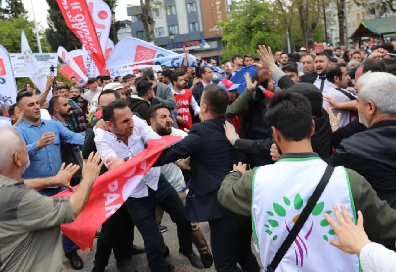 1 Mayıs kutlamalarında iki partinin taraftarları tekme tokat birbirine girdi