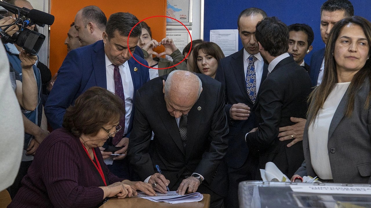 Devlet Bahçeli oy kullandığı sırada bir genç Millet İttifakı'nın kullandığı kalp işaretini yaptı