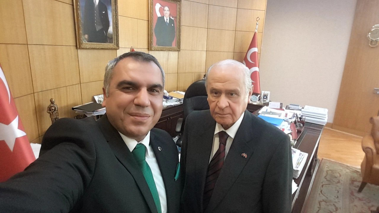 MHP adayı İsmail Gümüş,  ölen yazarın kitabını kendi kitabı gibi bastırıp Devlet Bahçeli'ye hediye etti