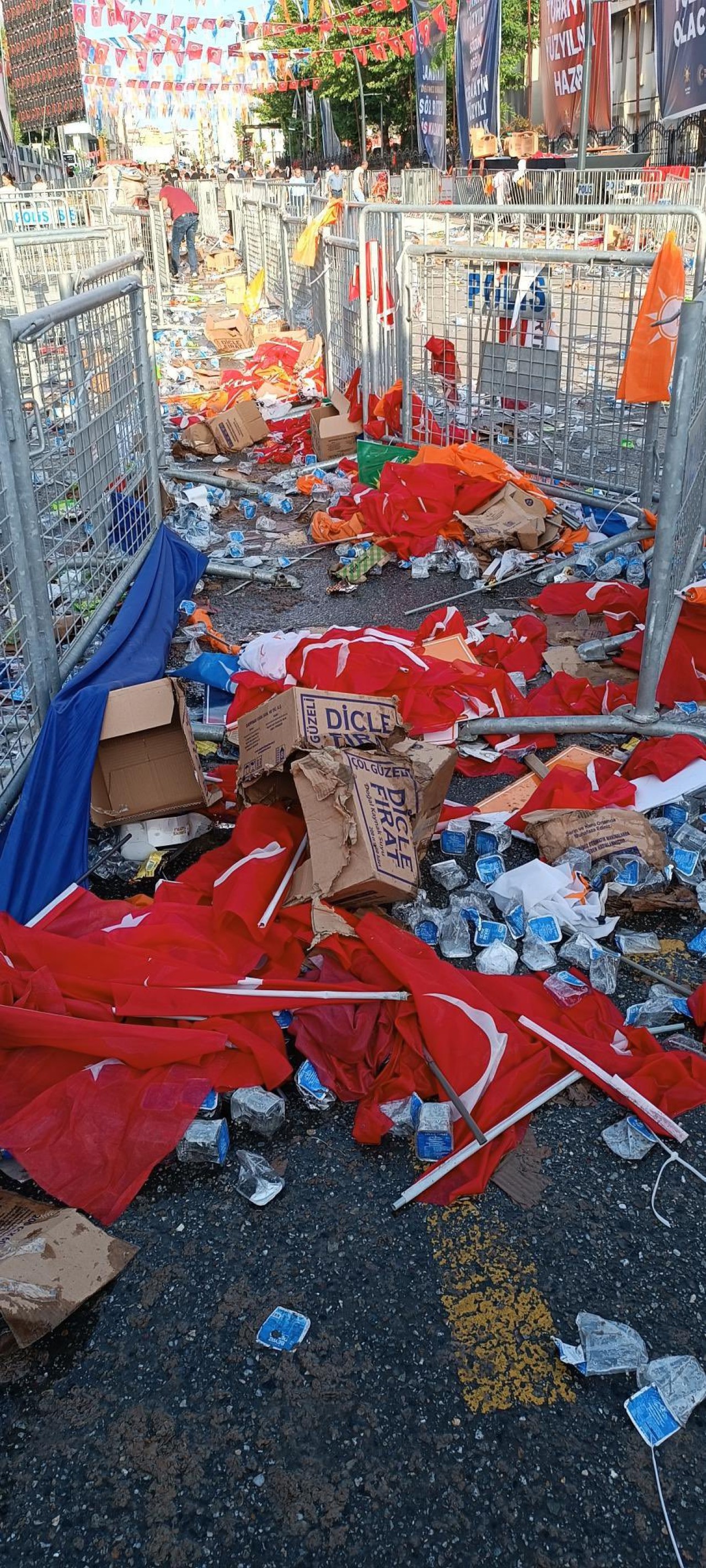 AK Parti'nin Batman mitinginde tepki çeken görüntü! Türk bayrağını yerlere attılar