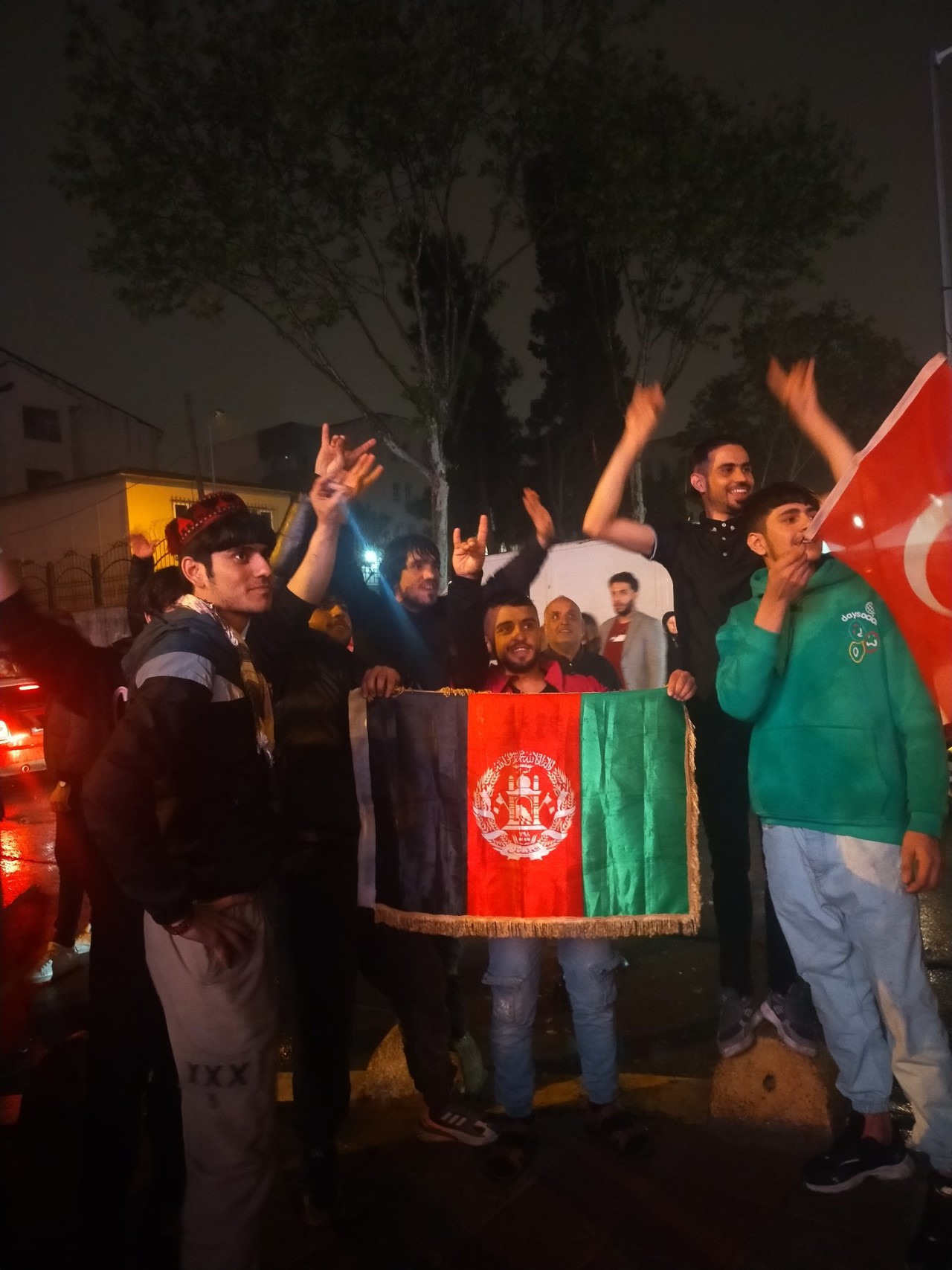 Türkiye'deki mülteciler Erdoğan'ın zaferini kutladı! Ümit Özdağ: Yurdunu savun,  ülkende ikinci sınıf vatandaş olma