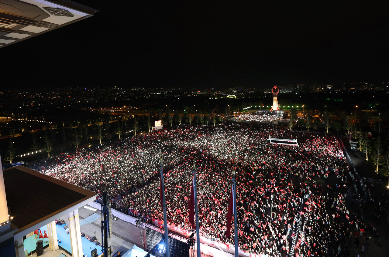 Cumhurbaşkanı Erdoğan'dan balkon konuşması!
