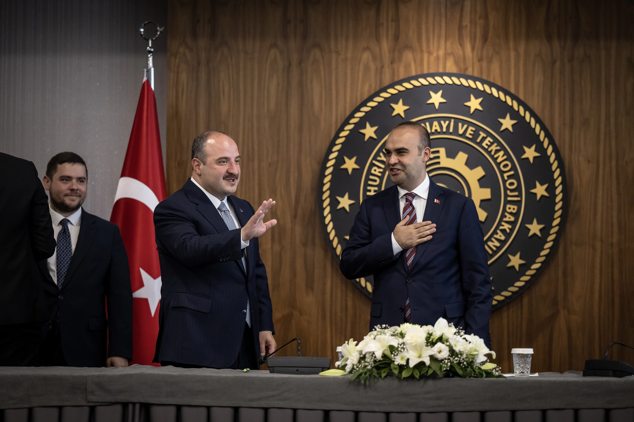 Yeni bakan Kacır konuşurken Mustafa Varank araya girdi. Öyle bir espri yaptı ki!