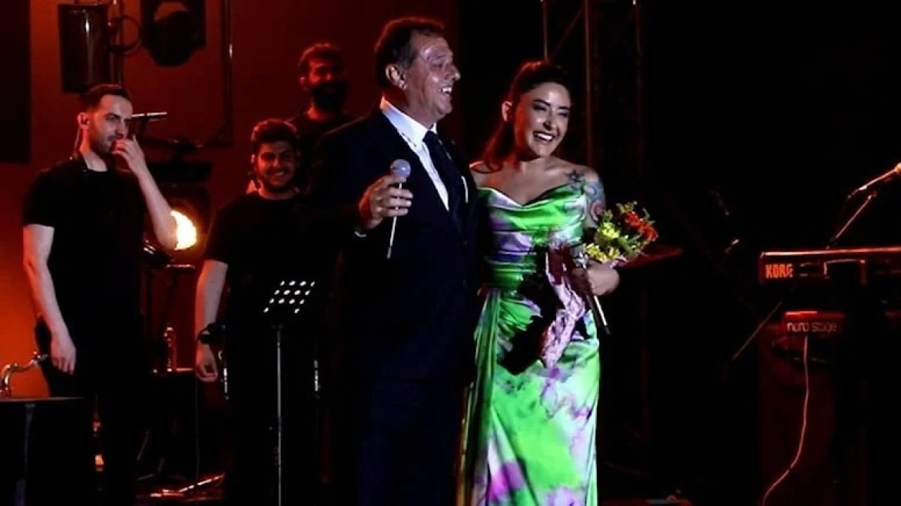 Melek Mosso'dan 'Sarılalım mı' diyen başkana flaş cevap