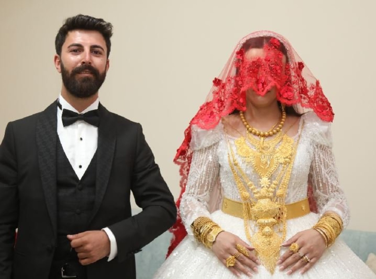 Ertoşi Aşireti'nden Adem Durmaz ile Sozdar Yağızer'in düğününde 4 kilo altın,  6 milyon lira para takıldı