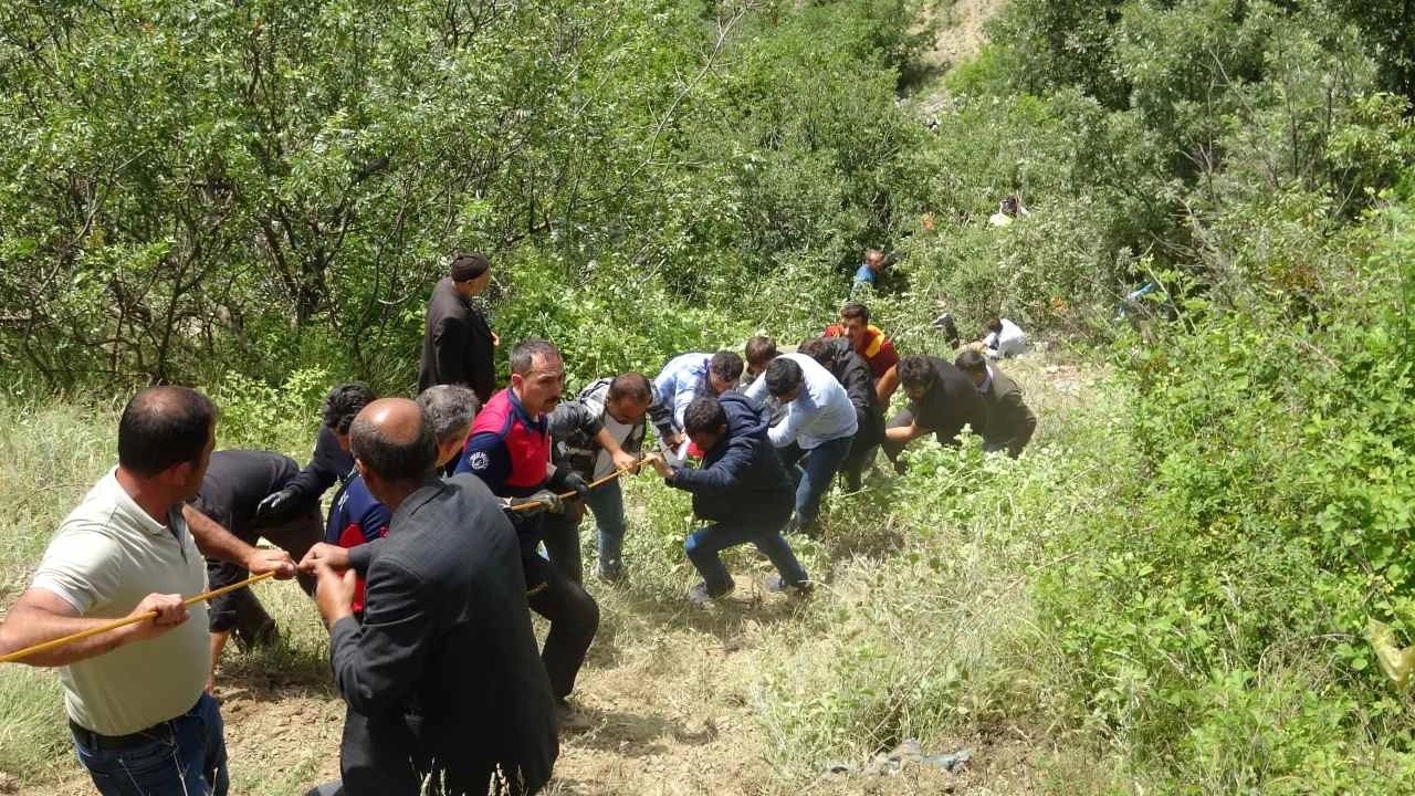 Tokat'ta uçuruma yuvarlanan otomobildeki Yücel Yılmaz ve Hamdi Yıldız öldü
