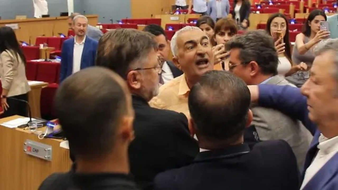CHP'lilerle AK Partililer birbirine girdi. Meclis bir anda karıştı