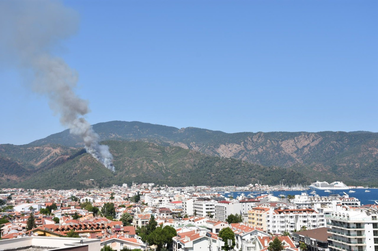 Marmaris'te orman yangını başladı. Evlere çok yakın