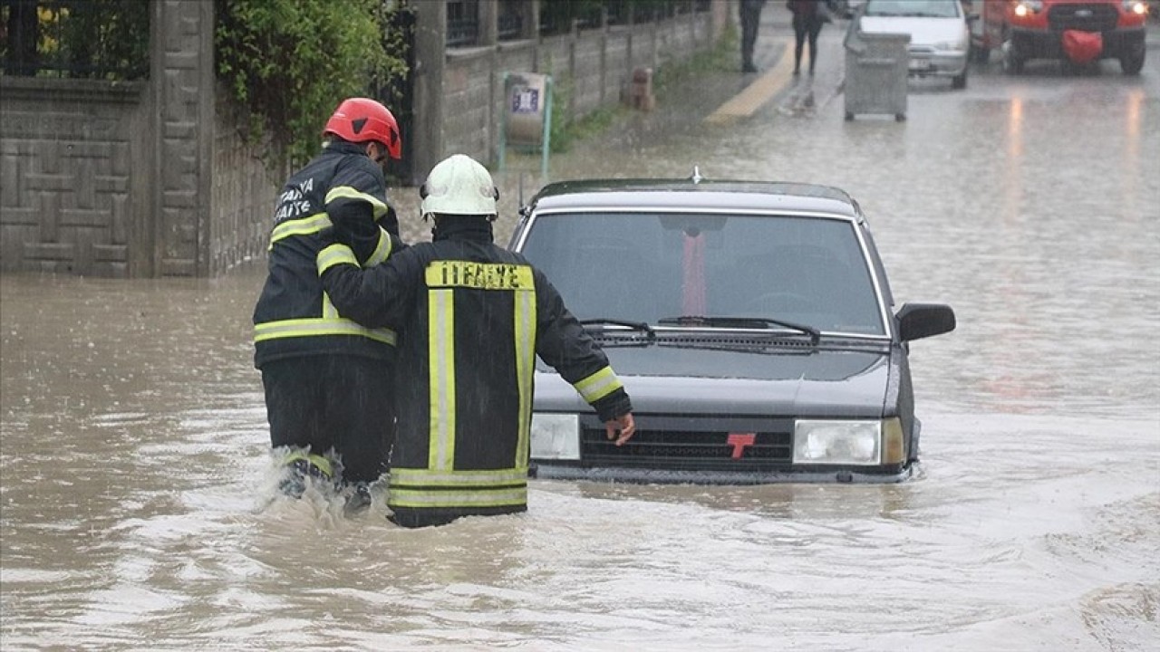Sağanak 9 ilde sele neden oldu. Meteoroloji'den yeni uyarılar geldi: Bu illerde yaşayanlar dikkat