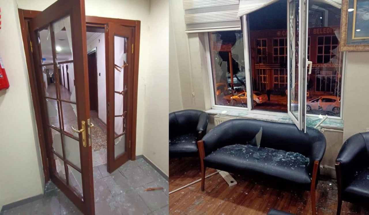 Belediye başkanının odasına baltayla saldırdılar. Kırıp,  parçaladılar