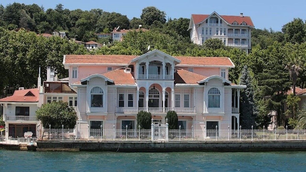 Katar Emiri ikinci karısı için kesenin ağzını açtı: Boğaz'ın incisini satın aldı