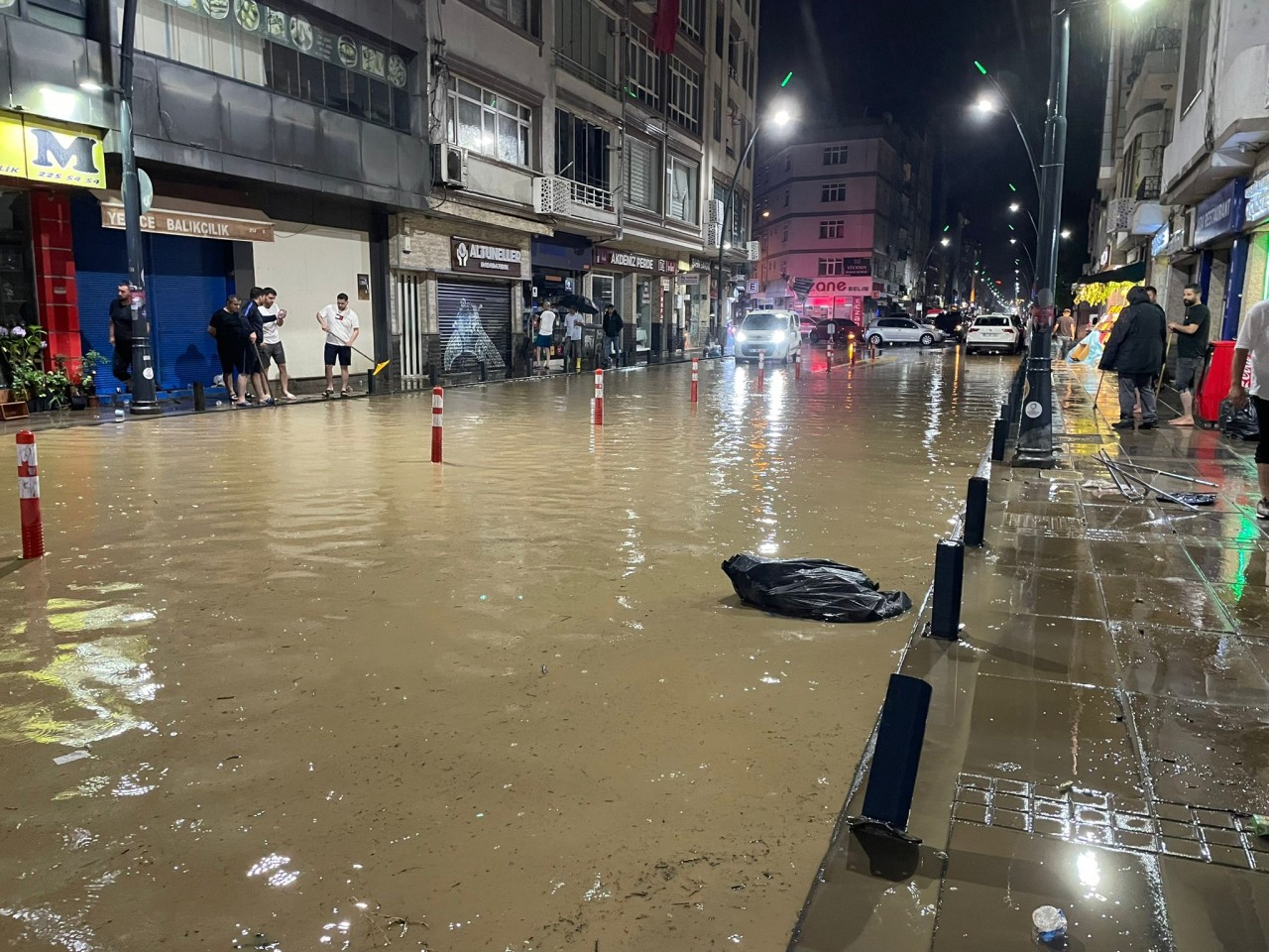 Ordu'yu sel aldı. Caddeleri su bastı,  yollar kapandı
