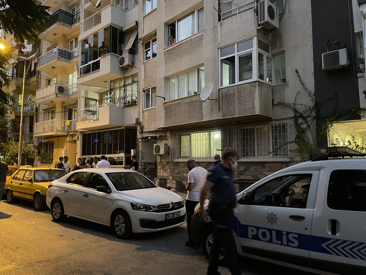 İzmir'de Suzan Gürzeren ile oğlu Yalçın Suat Gürzeren evde ölü bulundu.