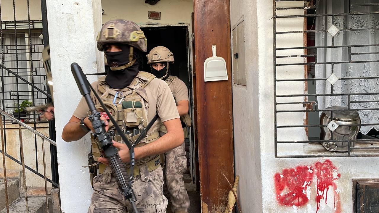 Mersin'de şafak operasyonu