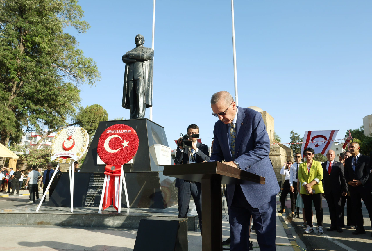 Cumhurbaşkanı Erdoğan,  Lefkoşa'daki Atatürk Anıtı'nı ziyaret etti: Flaş mesajlar