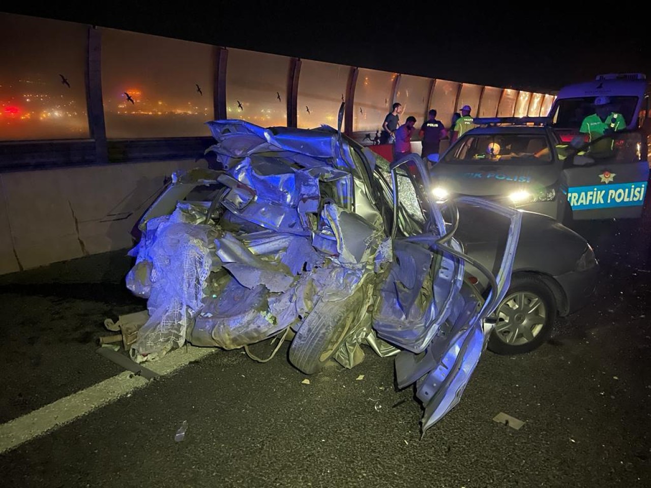 İzmir'de kaza: Mustafa Bayram öldü. Ferhat Esen ve Onur Hacet yaralandı