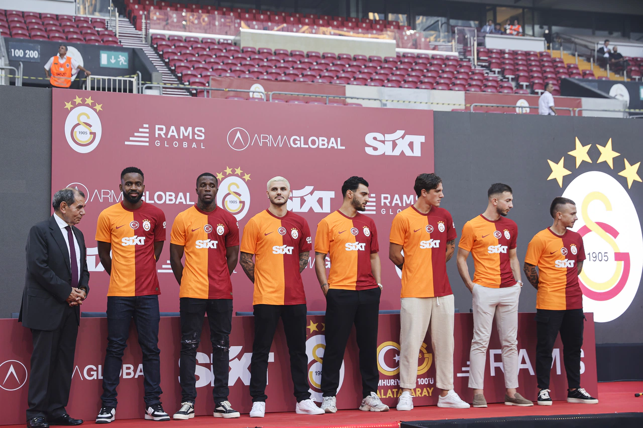 Galatasaray'dan transfer şov. 35 bin kişinin önündeki törende Dursun Özbek'ten flaş açıklama