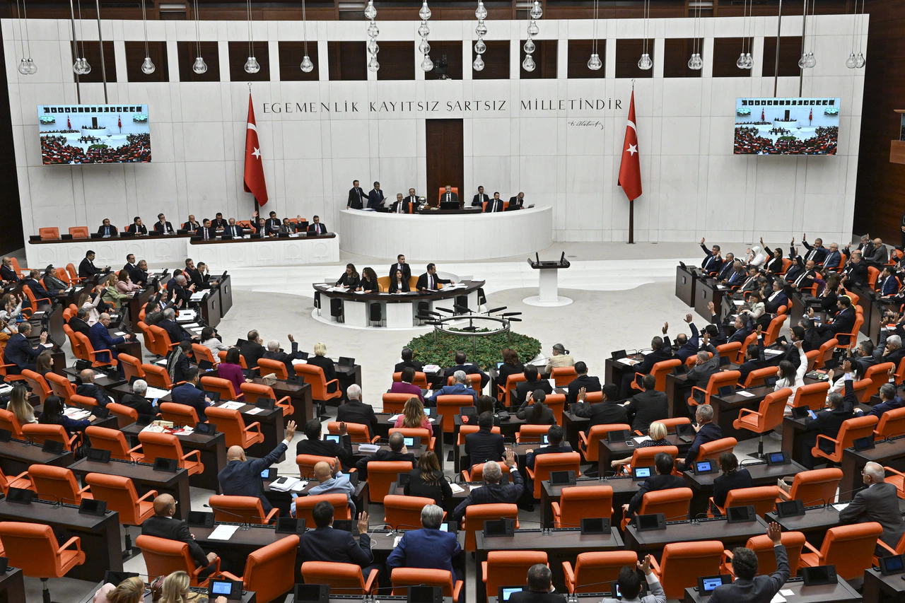 Memur maaşı ve emekli aylıklarını artıran düzenlemeyi de içeren teklif Genel Kurul'da kabul edildi 