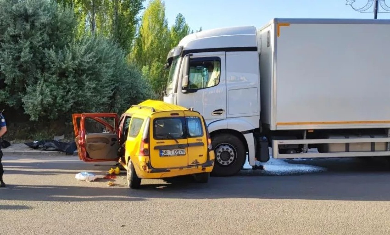 Sivas'ta korkunç kaza: Abdulkadir Ünsal,  Zeynep Ünsal,  Zeynep Bilge Ünsal öldü