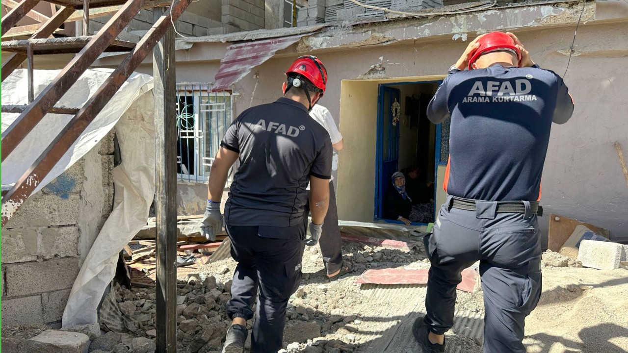 Kahramanmaraş'ta hasarlı binanın çatısının altında kalan 3 kadından Hürü Kayık öldü