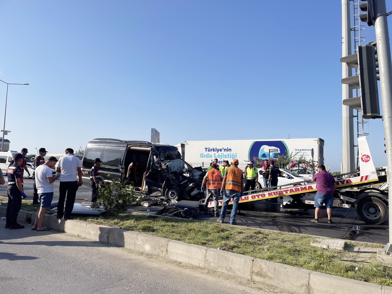 Alanya'da tur minibüsü TIR'la çarpıştı: 1'i turist 2 kişi öldü