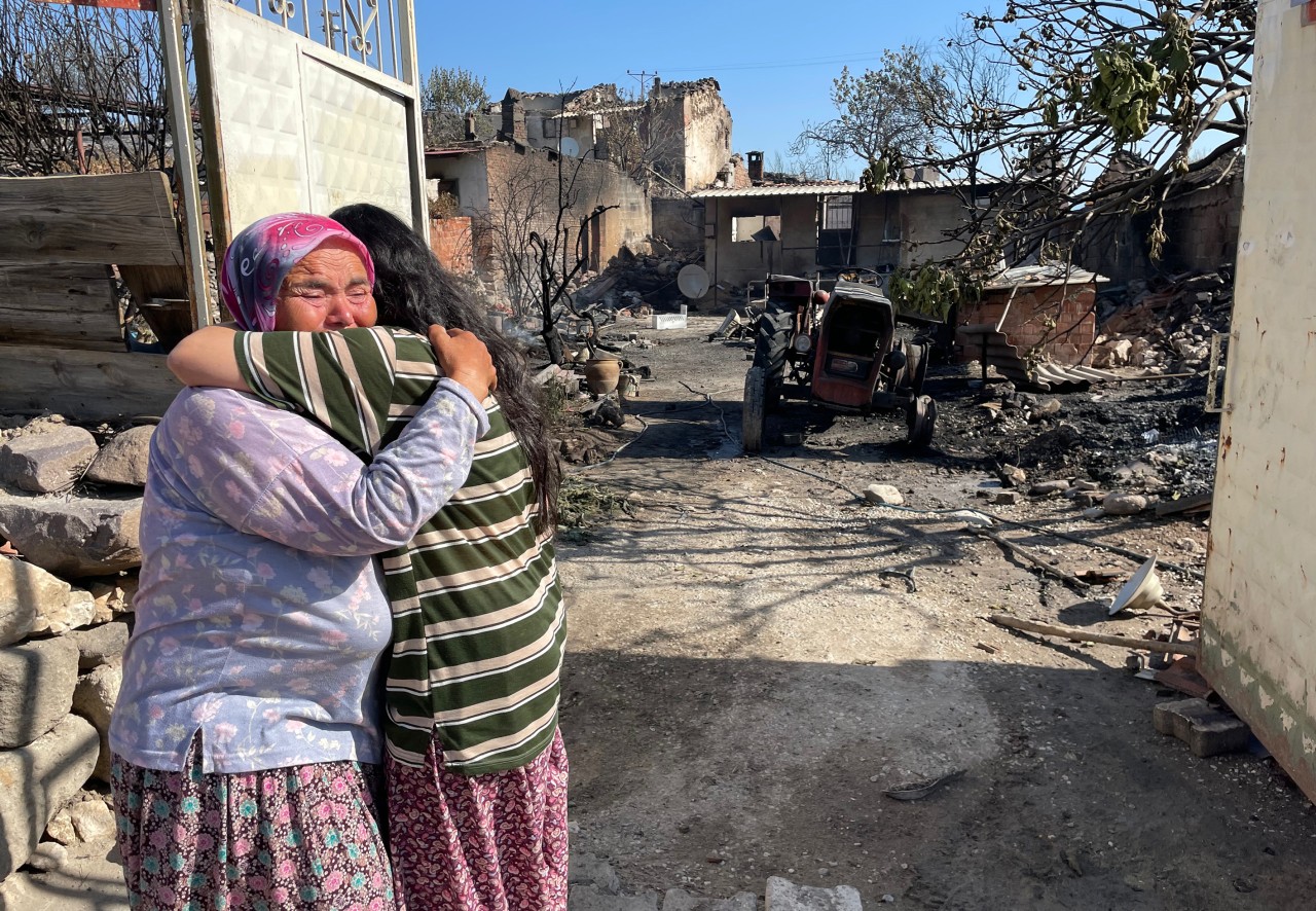 Manisa Saruhanlı 23 saat yandı. Evler,  koyunlar,  tavuklar yok oldu