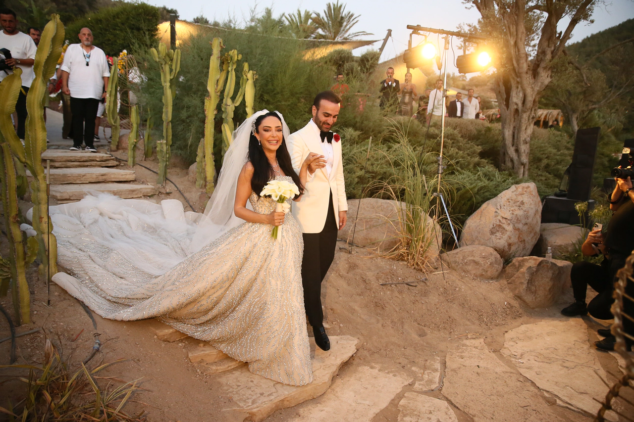 Şule Alp Cem Duman'la evlendi. 70 kiloluk gelinlik giydi