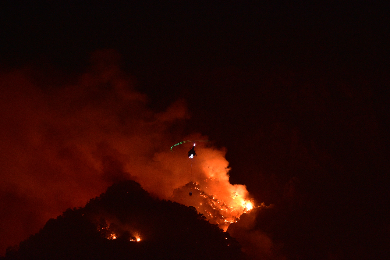 Kemer hala yanıyor. Gece görüşlü helikopterler müdahale ediyor