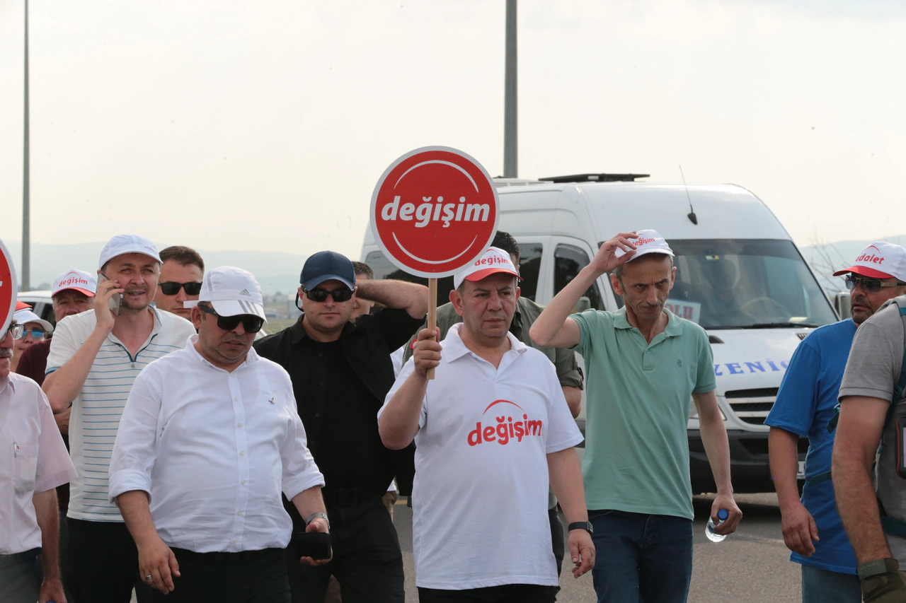 Tanju Özcan 'Adalet ve Değişim' yürüyüşüne başladı,  bir kişiye mesaj yolladı: Geldiğimde orada olmasın,  kalbi dayanmaz