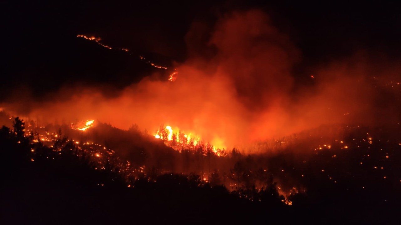 Mersin'de orman yangını evlere sıçradı. Köyler boşaltıldı