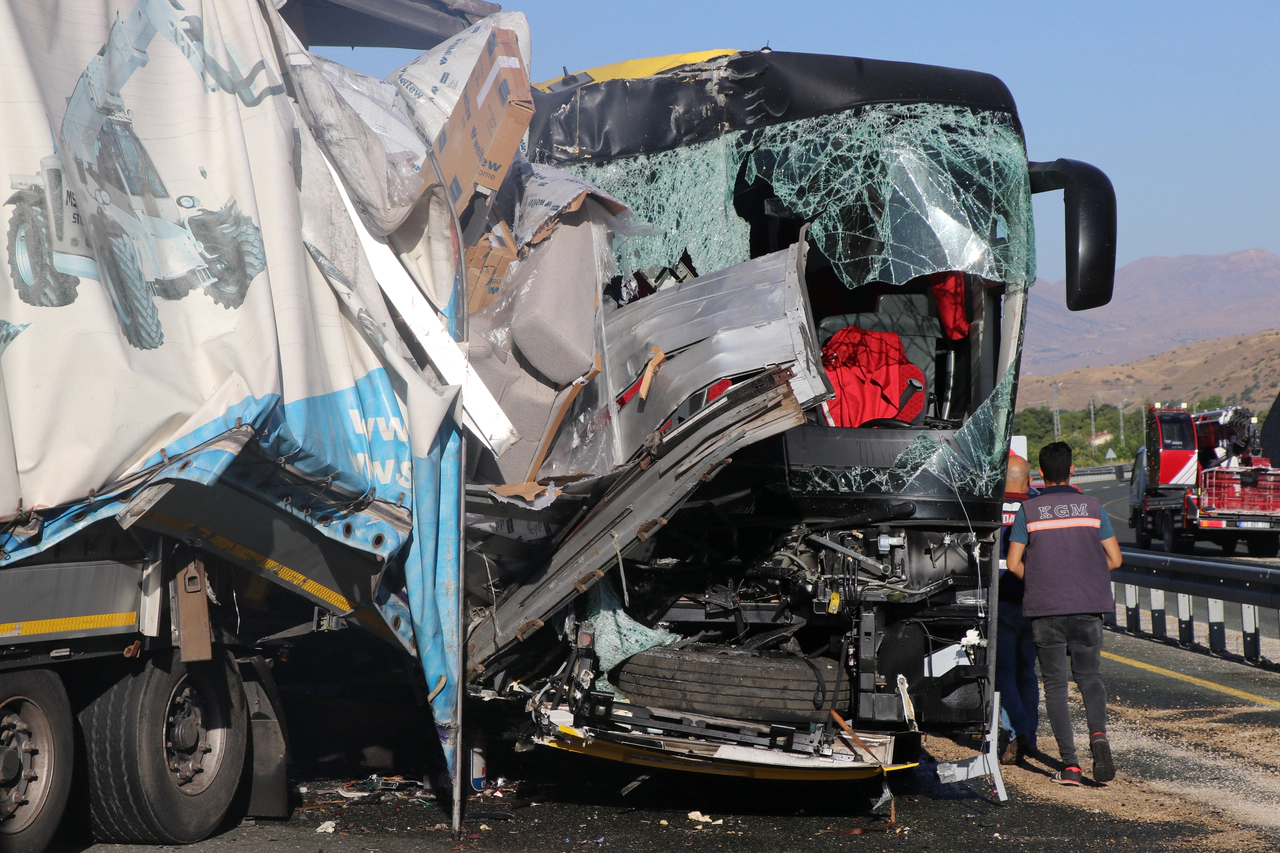 Elazığ'da otobüsle tır çarpıştı: 1 kişi öldü,  34 kişi yaralandı