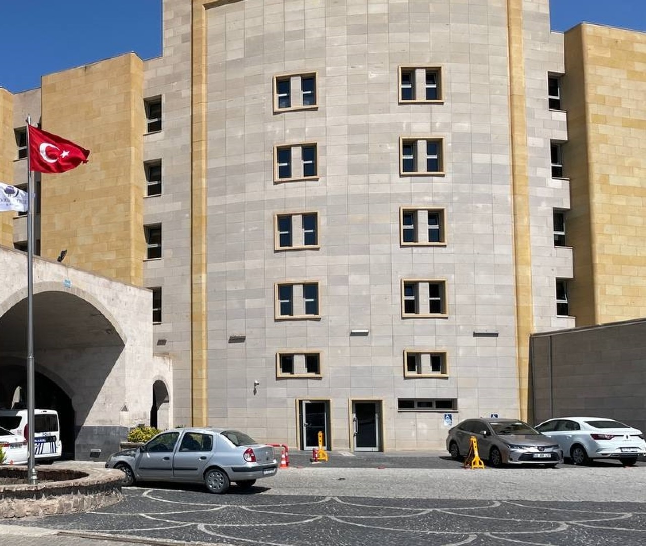 Yaşar Timur Danimarka'dan Avanos'a tatile gelen eşi Zübeyde Timur ve 6 yaşındaki kızını havuzda bıçaklayarak öldürdü