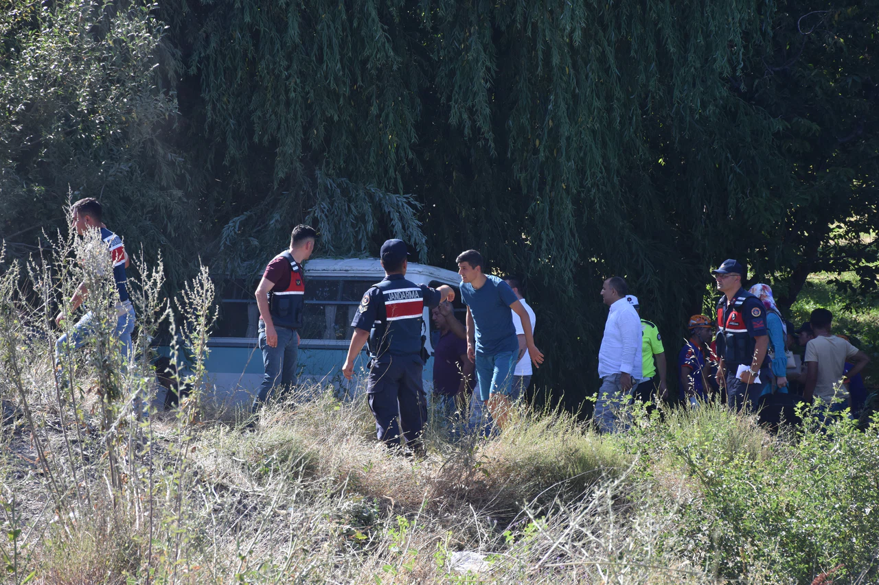 Afyonkarahisar'da katliam gibi kaza: 6 kişi öldü