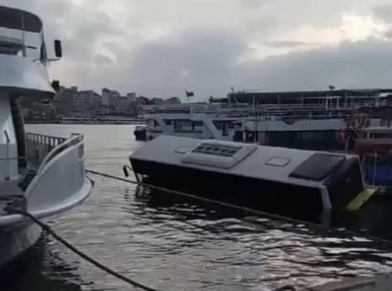 Eminönü'nde İETT otobüsü denize düştü