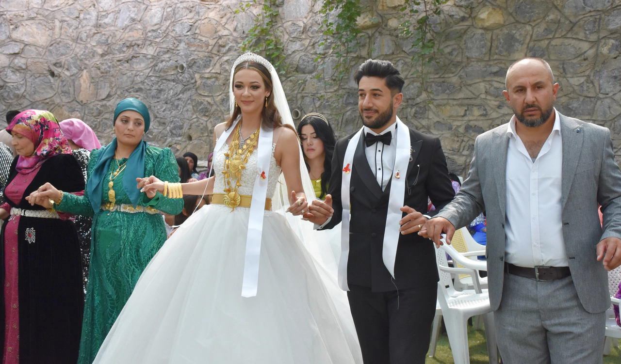 Hakkari'ye Almanya'dan gelin geldi. Yöresel düğün