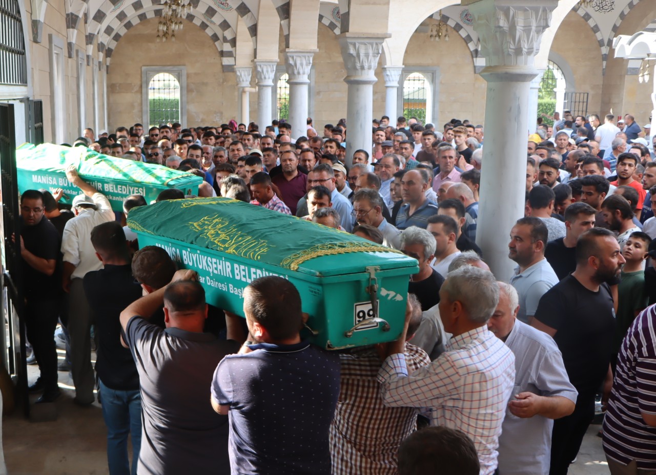 Salihli'de korkunç kaza: Adem Yüce,  Oktay Yüce,  Bekir Sarı,  Burak Sarı öldü