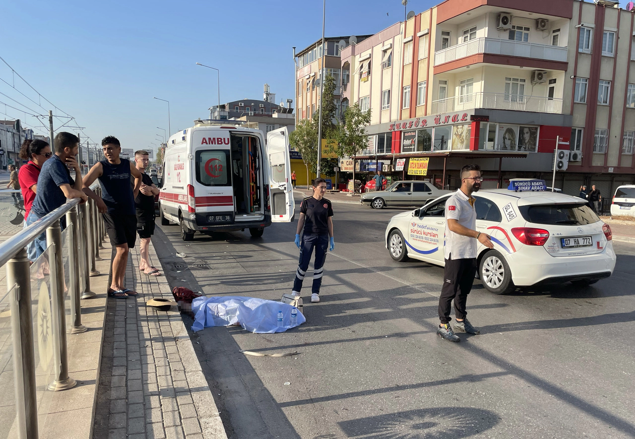 Antalya'da otomobilin çarptığı kadın hayatını kaybetti