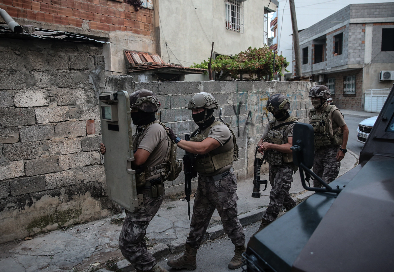 Mersin'de şafak operasyonu: 27 zanlı yakalandı