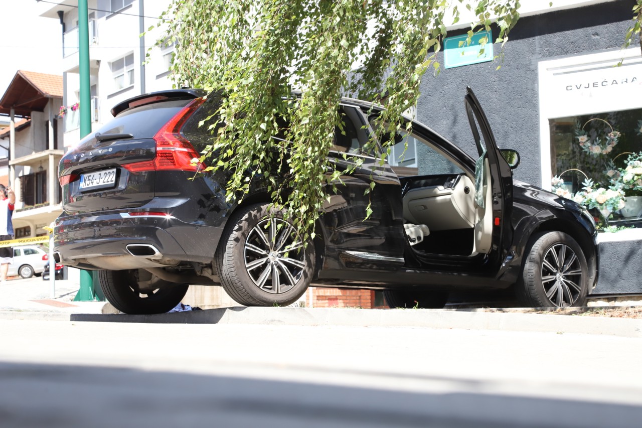 Bosna Hersek'te silahlı saldırı düzenleyen kişi eşini ve 2 Türkü öldürdü. Önder Cengiz ve oğlu Denis Cengiz öldü