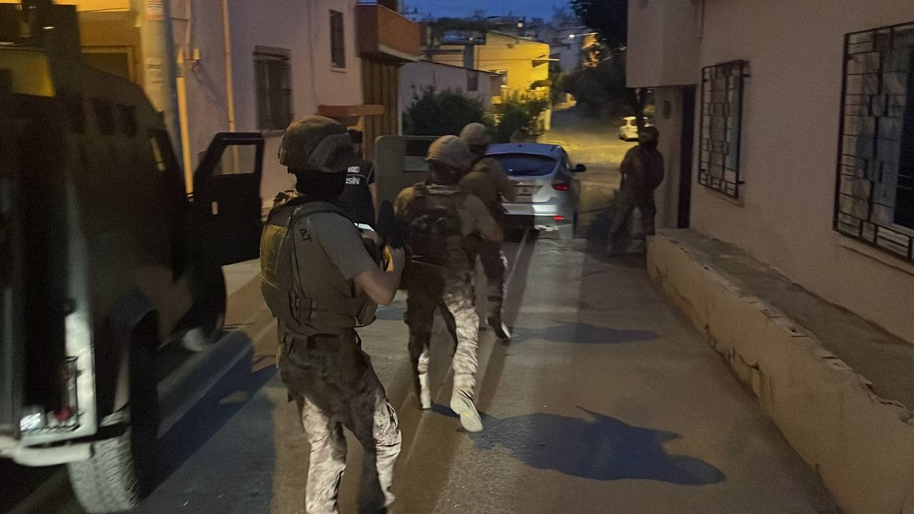 Kapılar koçbaşlarıyla kırıldı,  260 polis baskın yaptı. Mersin'de şafak operasyonu