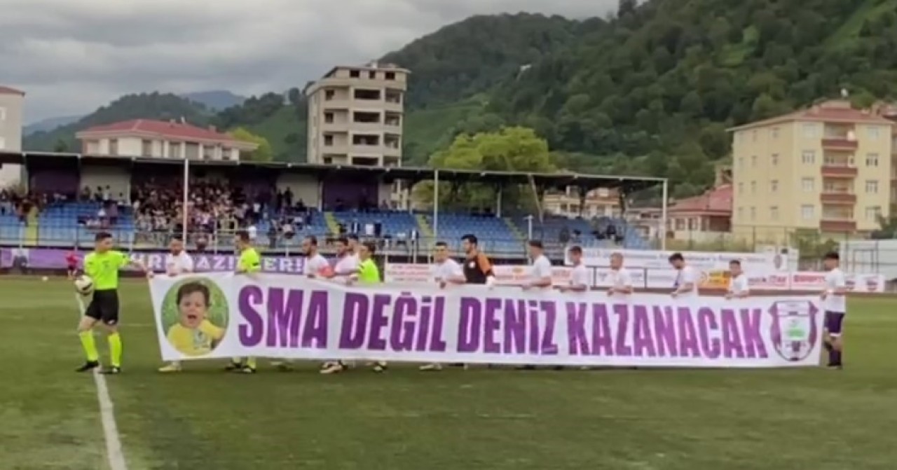 Sahaya yazılı pankartla çıkan futbolcular,  taraftarlarından güçlü alkış aldı.