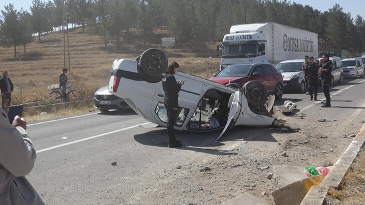 Düğün konvoyundaki otomobil takla attı: aynı aileden  1'i ağır 5 yaralı